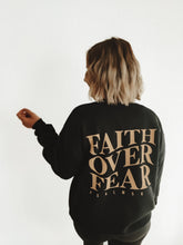 Lade das Bild in den Galerie-Viewer, Sweater 'fearless' UNISEX Schwarz