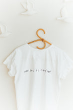 Lade das Bild in den Galerie-Viewer, Boyfriend Shirt - so free x Maggy Melzer