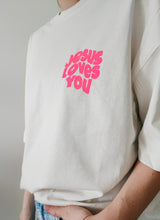 Lade das Bild in den Galerie-Viewer, Boxy Oversize Shirt - Jesus loves you