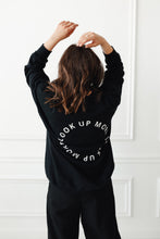Lade das Bild in den Galerie-Viewer, LOOK UP MORE - UNISEX Sweater (schwarz)
