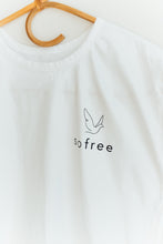 Lade das Bild in den Galerie-Viewer, Boyfriend Shirt - so free x Maggy Melzer
