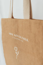 Lade das Bild in den Galerie-Viewer, Jute tasche &#39;Love never fails&#39;
