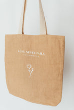 Lade das Bild in den Galerie-Viewer, Jute tasche &#39;Love never fails&#39;
