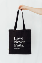 Lade das Bild in den Galerie-Viewer, Tasche &#39;Love never fails&#39;
