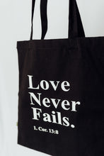 Lade das Bild in den Galerie-Viewer, Tasche &#39;Love never fails&#39;

